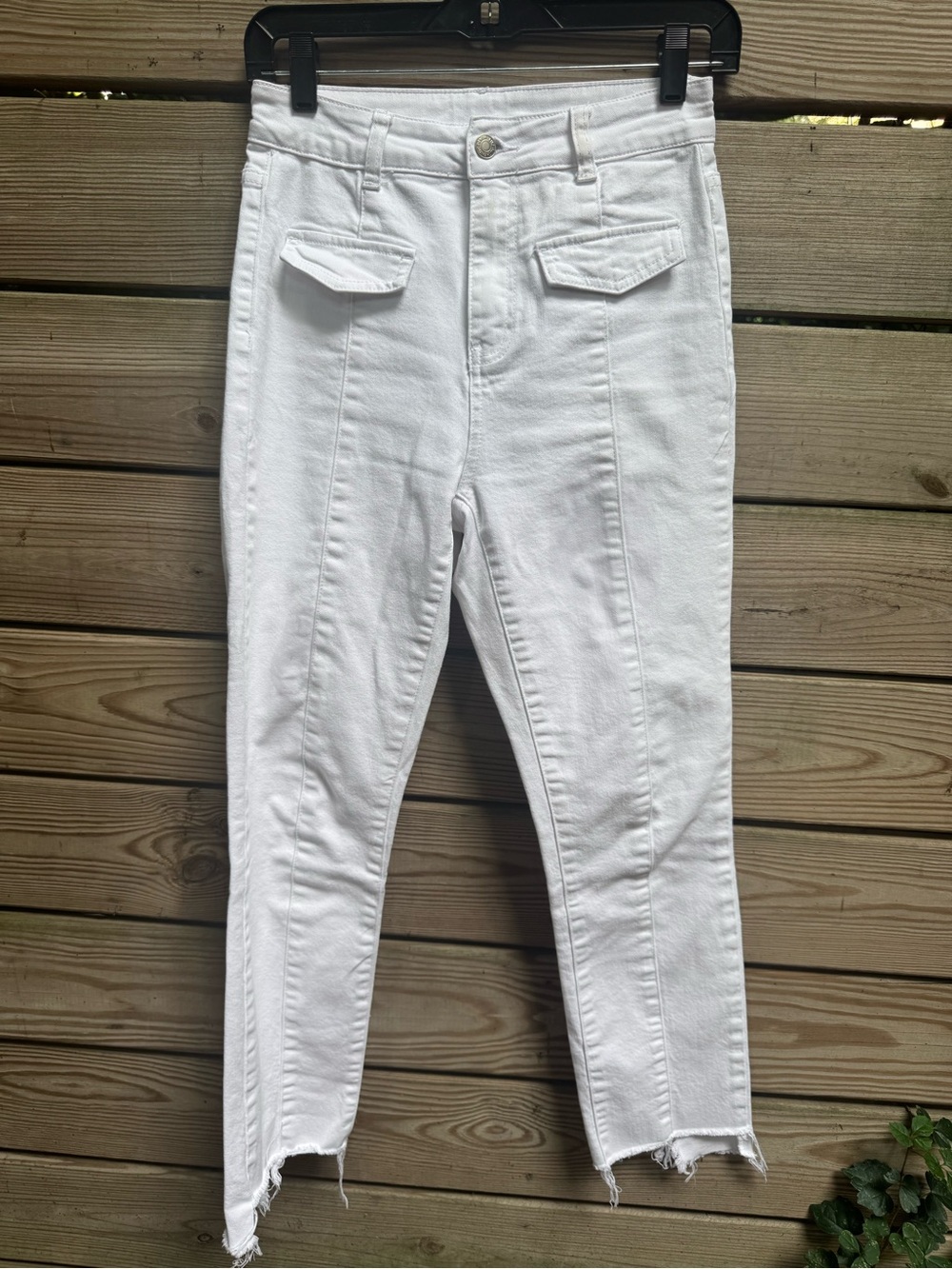High-Rise White Skinny Jeans with Flap Pockets and raw hem